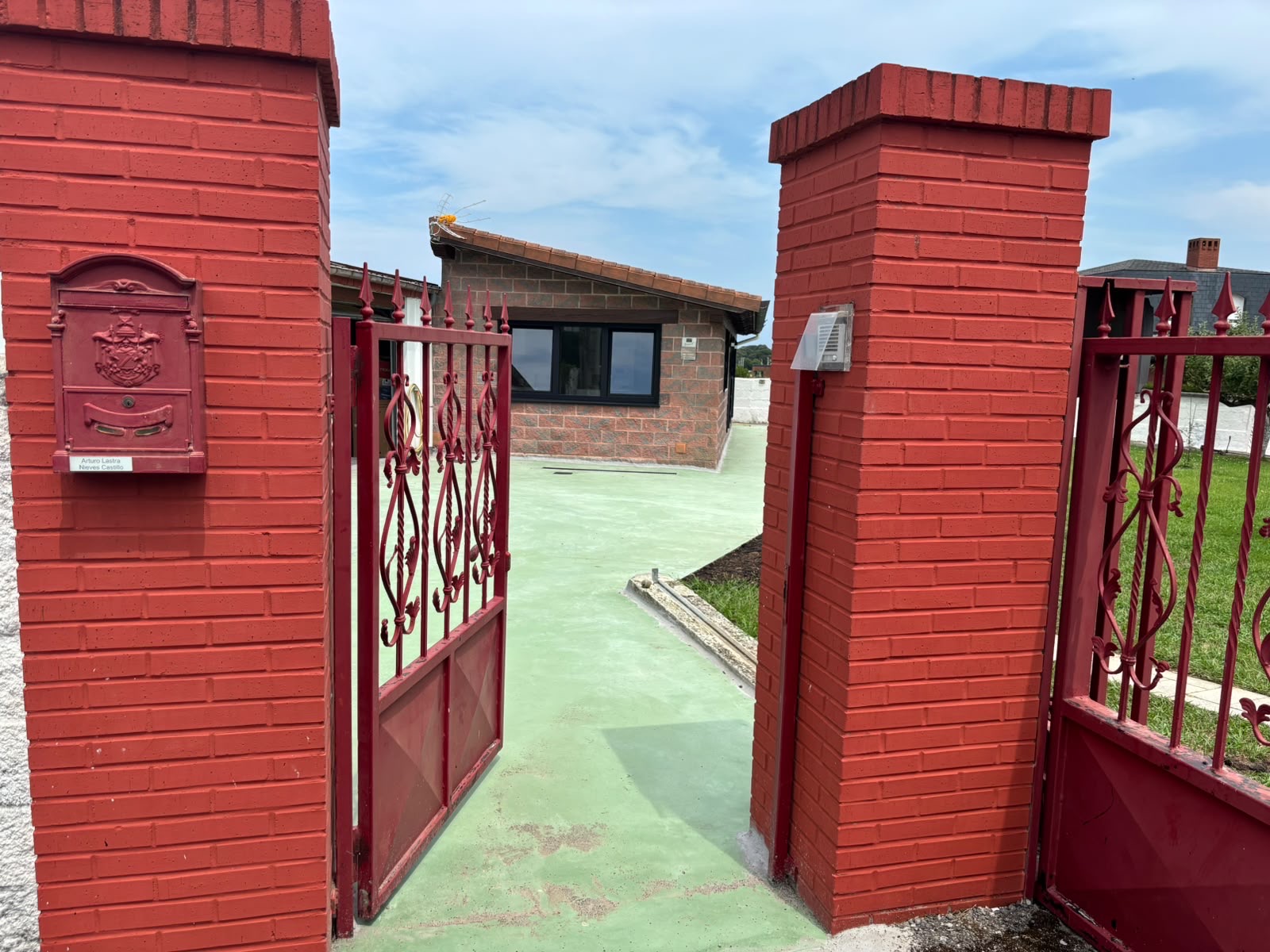 Entrada del alojamiento Ducado de Cantabria en Soto de la Marina, Cantabria
