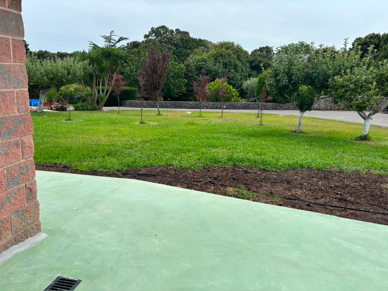 Jardín privado con frutales del alojamiento en Cantabria, Soto de la Marina